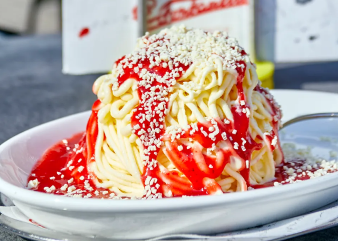 Spaghettieis është një ëmbëlsirë nga Gjermania që përbëhet nga akullo vaniljeje, kremë e pjekur dhe sos i freskët të luleshtrydhes.